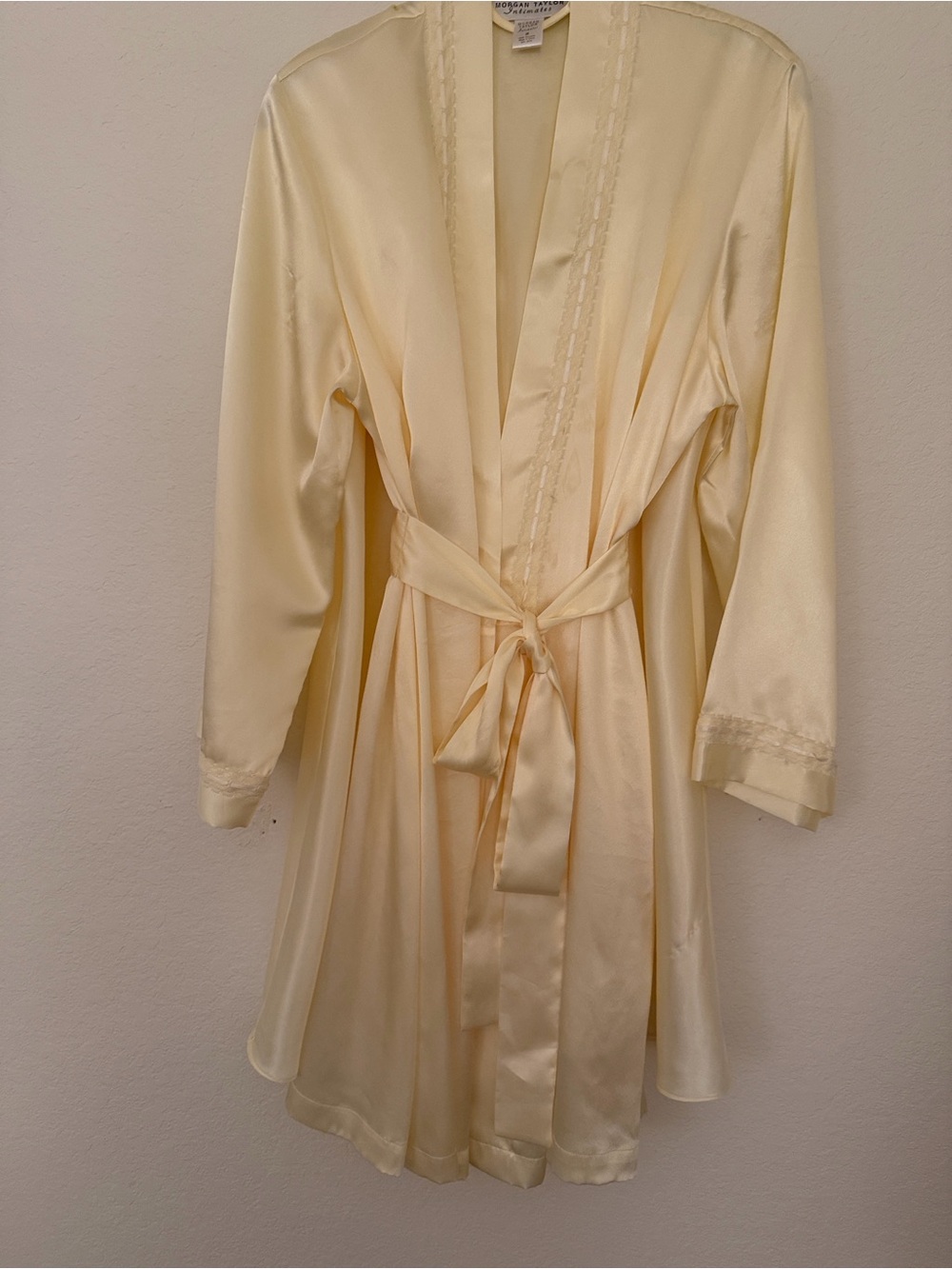 Morgan Taylor Intimates Cream Wrap Robe - Picture 3 of 4